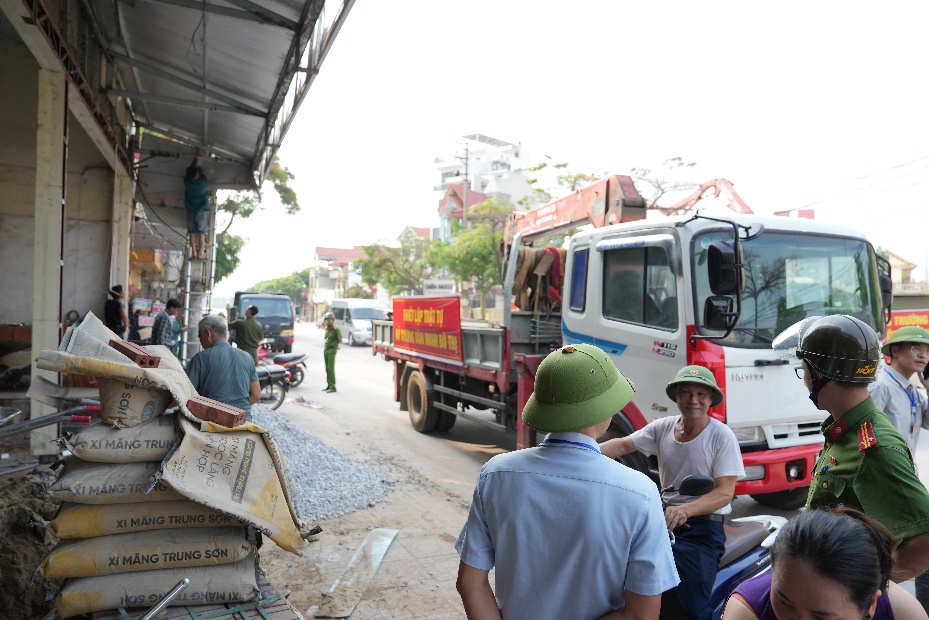 Quảng Oai quyết liệt giải quyết điểm nghẽn giao thông, lập lại trật tự đô thị- Ảnh 2.