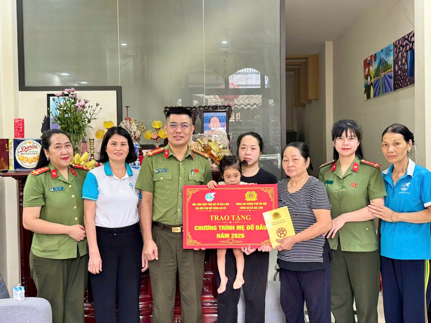 Công an xã Gia Lâm thực hiện Chương trình “Mẹ đỡ đầu” góp phần lan tỏa hình ảnh đẹp của người chiến sĩ Công an trong lòng nhân dân- Ảnh 1.