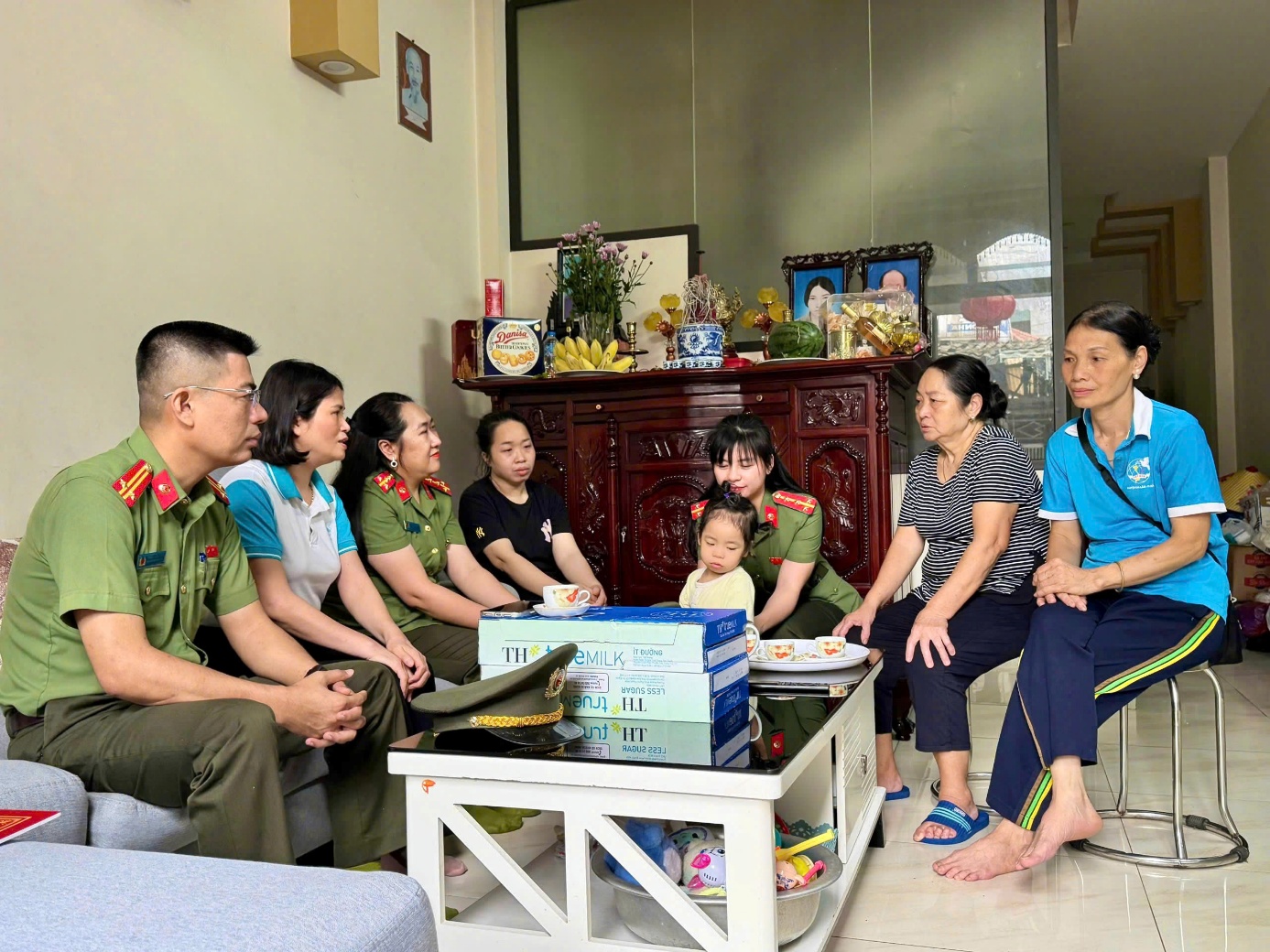 Công an xã Gia Lâm thực hiện Chương trình “Mẹ đỡ đầu” góp phần lan tỏa hình ảnh đẹp của người chiến sĩ Công an trong lòng nhân dân- Ảnh 2.