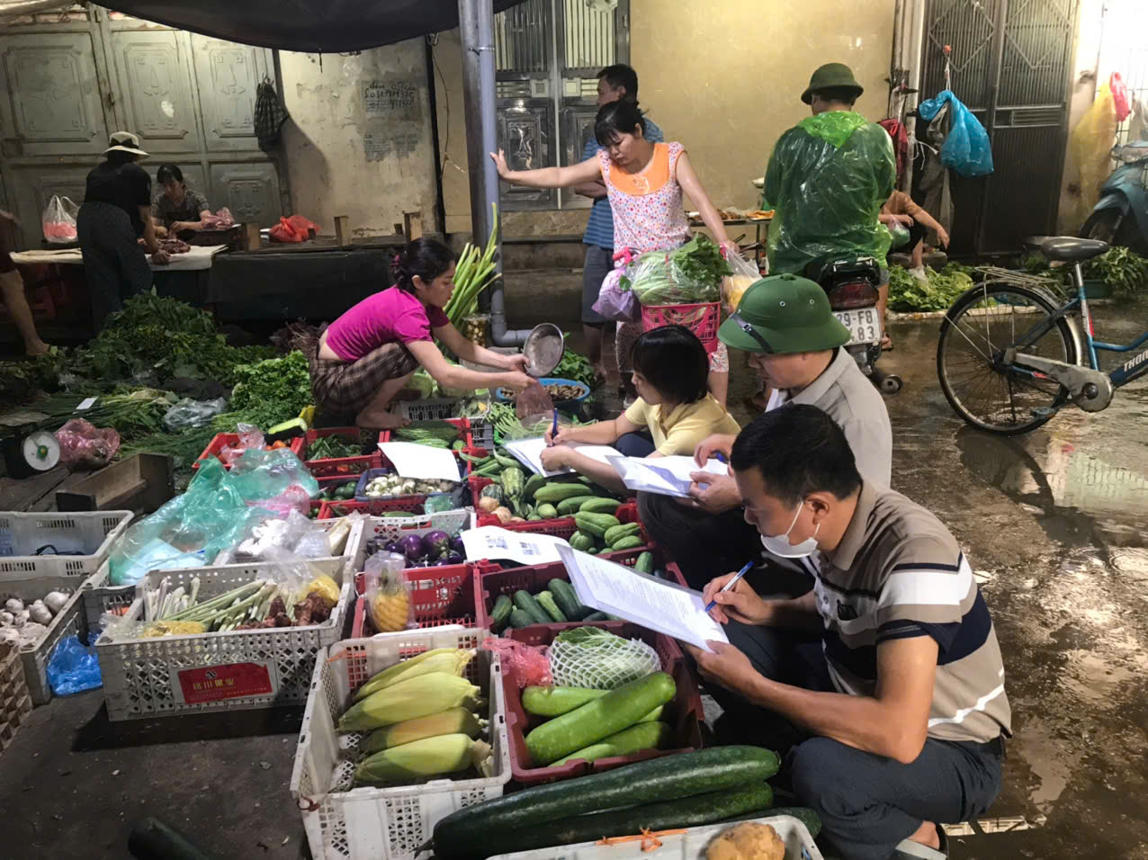 Chung tay bảo đảm an toàn thực phẩm tại các chợ xã Ô Diên- Ảnh 1.