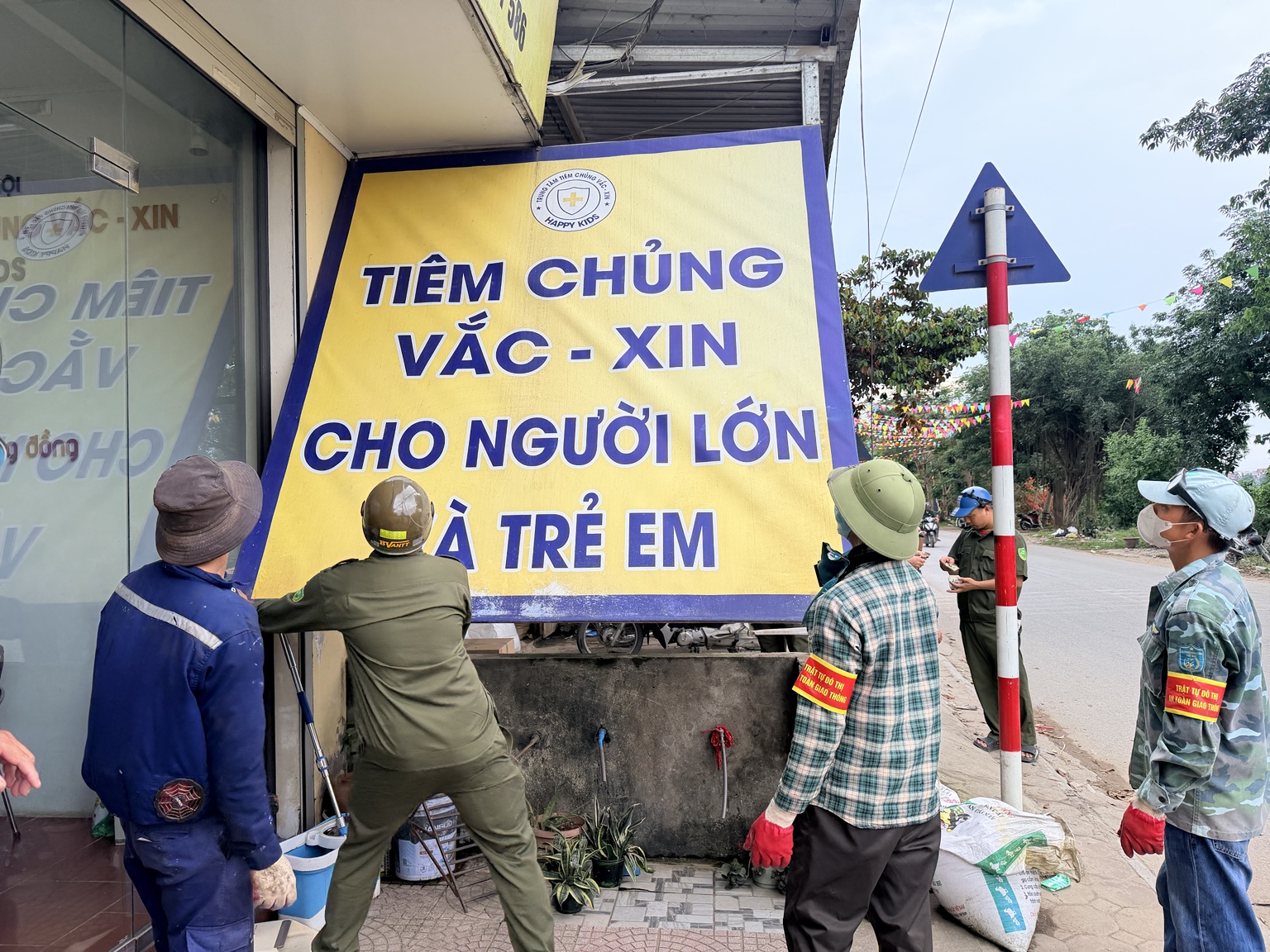 Xã Trần Phú tiếp tục kiểm tra, xử phạt vi phạm trật tự đô thị trên tuyến đường Nguyễn Văn Trỗi- Ảnh 1.