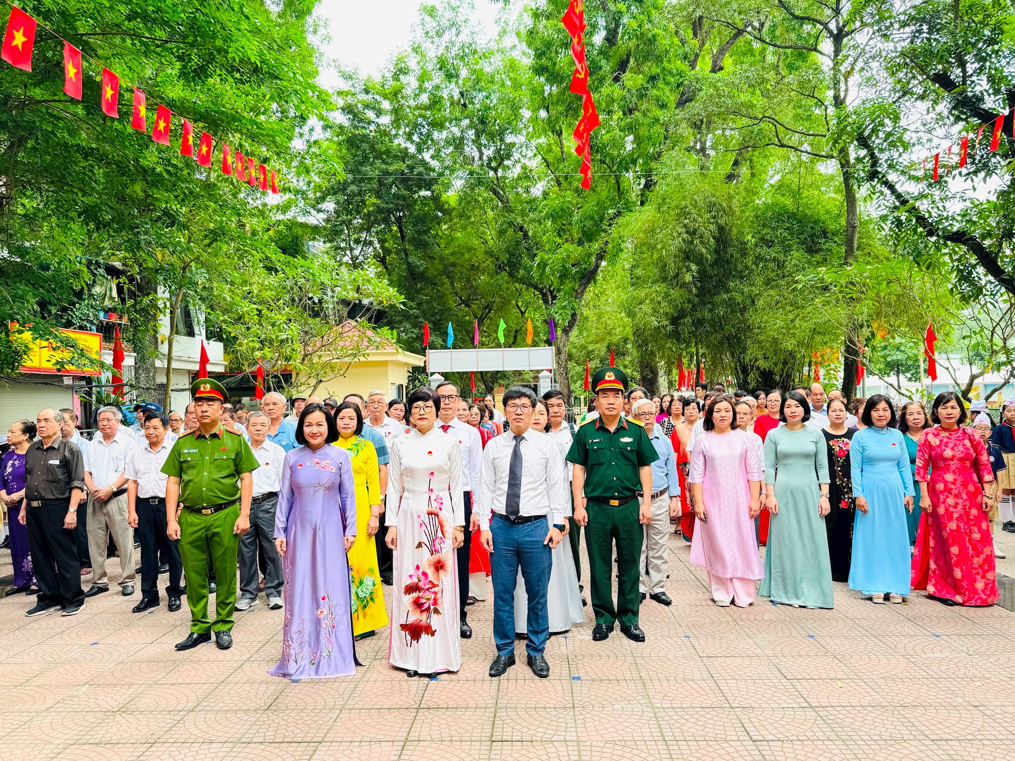 Phường Kim Liên báo công, dâng hương tại Nhà lưu niệm Chủ tịch Hồ Chí Minh- Ảnh 1.
