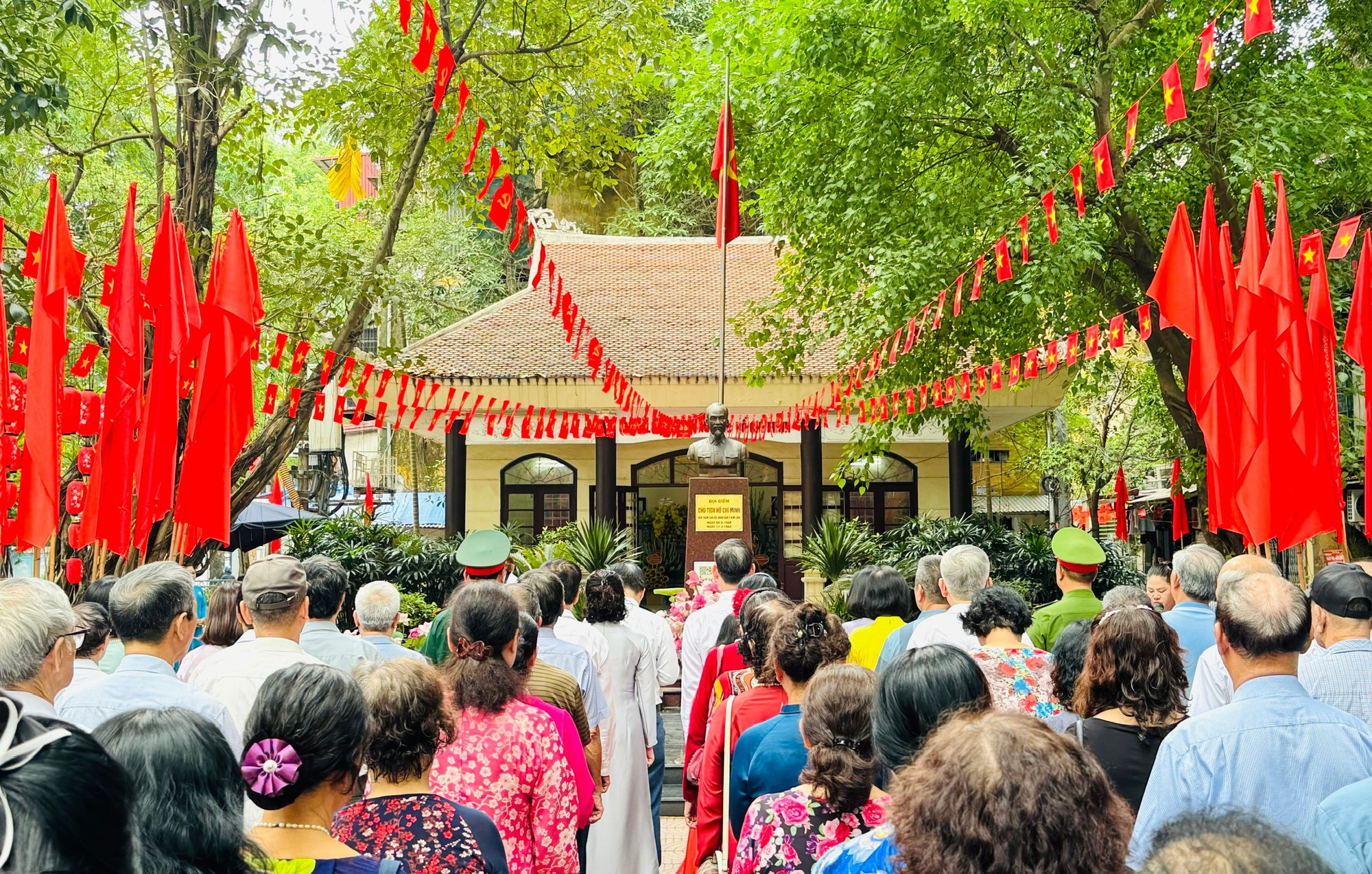 Phường Kim Liên báo công, dâng hương tại Nhà lưu niệm Chủ tịch Hồ Chí Minh- Ảnh 2.