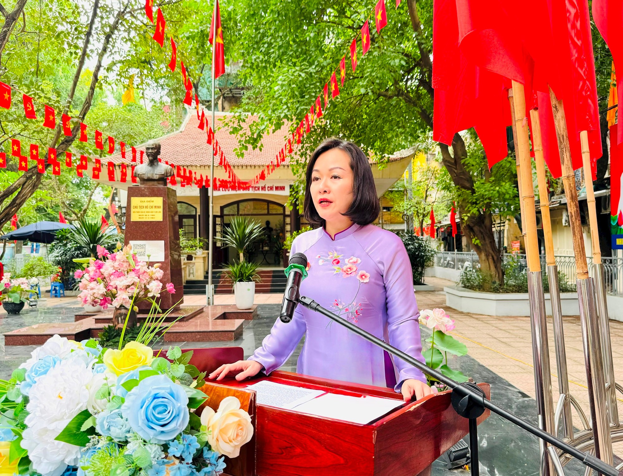 Phường Kim Liên báo công, dâng hương tại Nhà lưu niệm Chủ tịch Hồ Chí Minh- Ảnh 3.