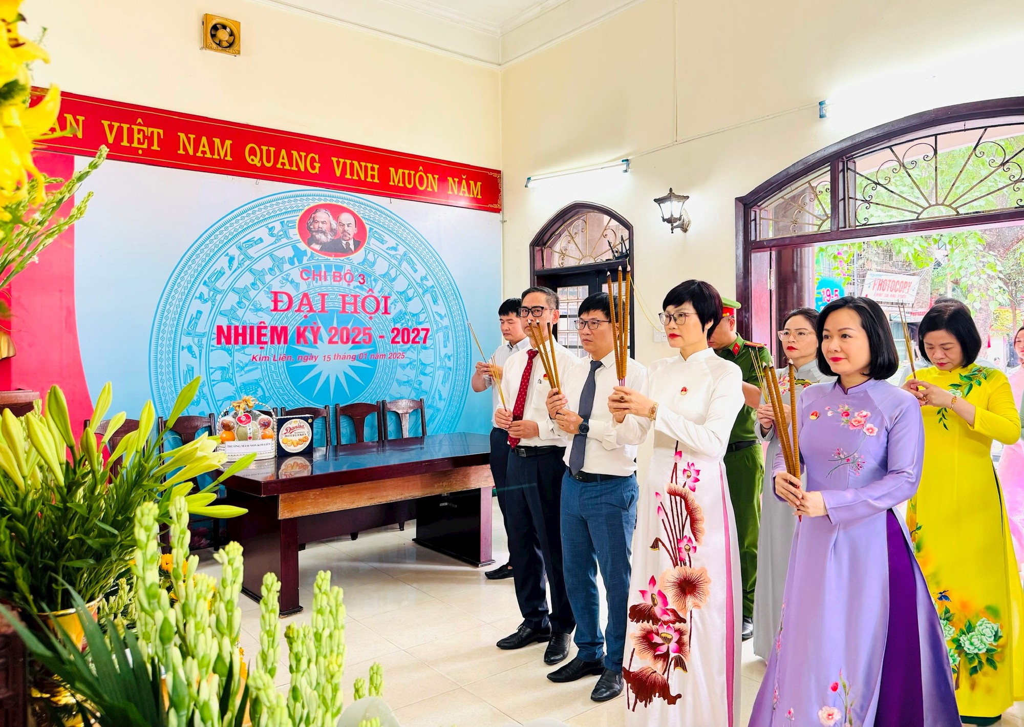 Phường Kim Liên báo công, dâng hương tại Nhà lưu niệm Chủ tịch Hồ Chí Minh- Ảnh 4.