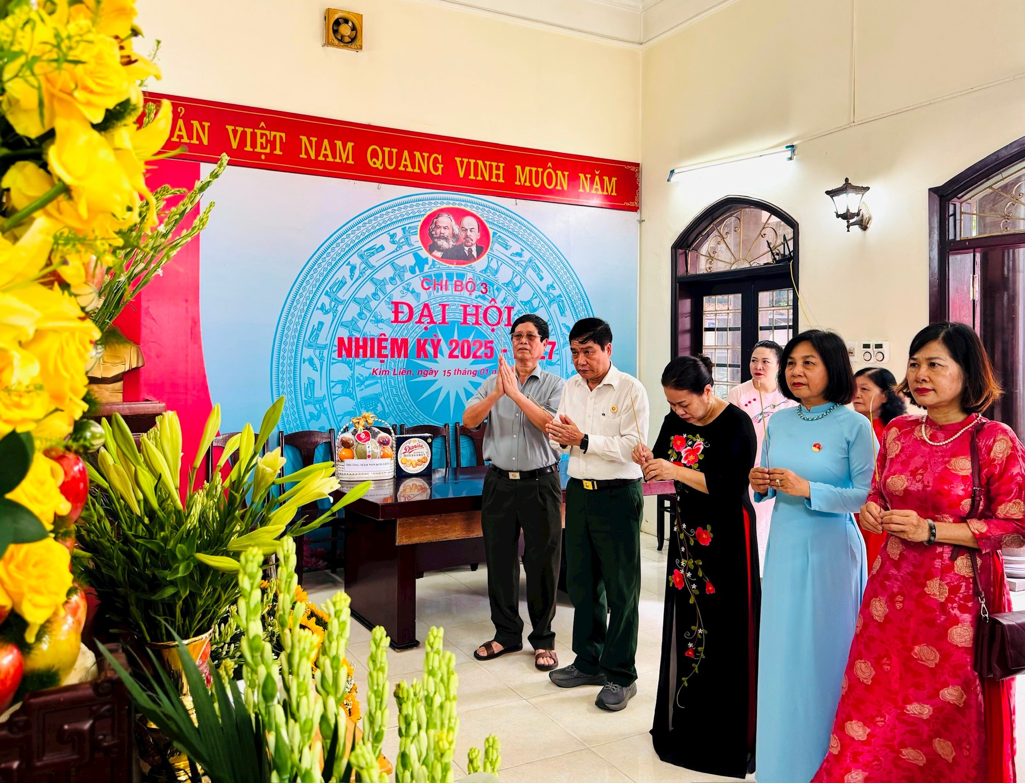 Phường Kim Liên báo công, dâng hương tại Nhà lưu niệm Chủ tịch Hồ Chí Minh- Ảnh 5.