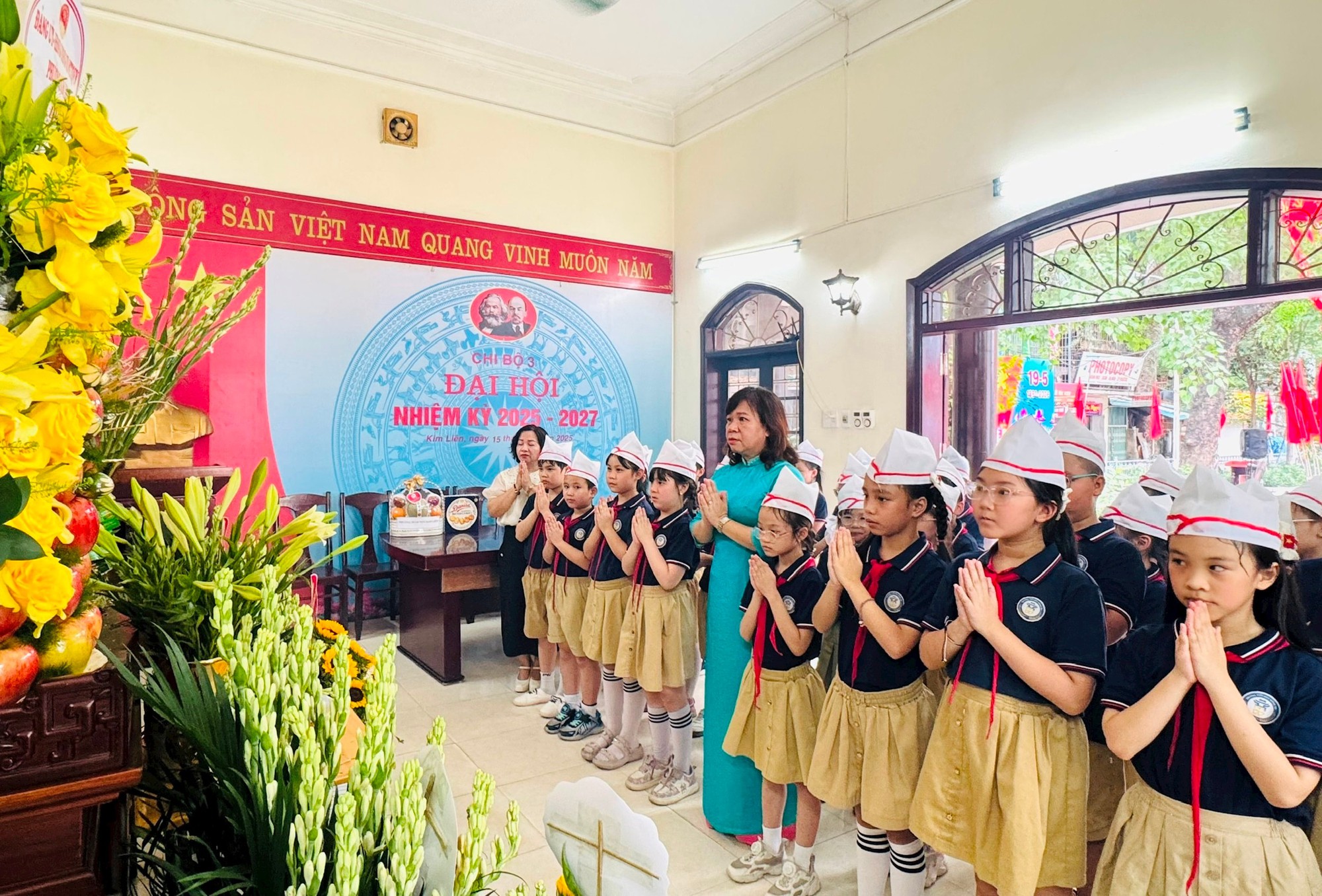 Phường Kim Liên báo công, dâng hương tại Nhà lưu niệm Chủ tịch Hồ Chí Minh- Ảnh 6.