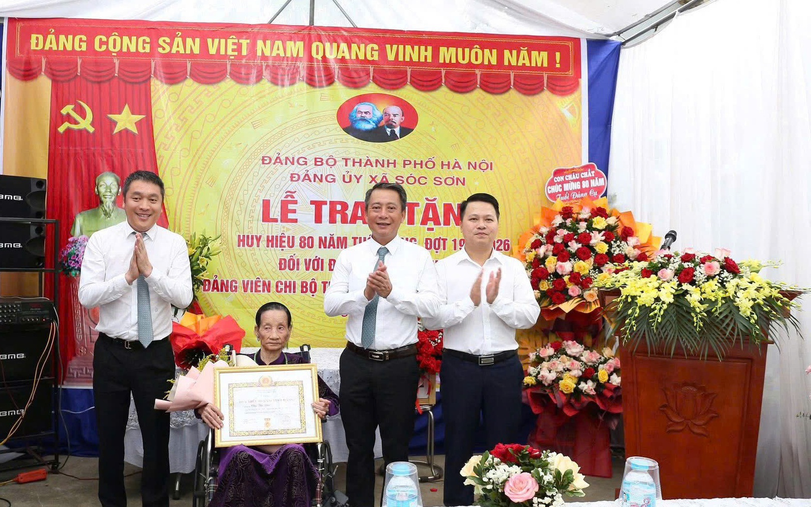 ĐẢNG ỦY XÃ SÓC SƠN TRAO HUY HIỆU 80 NĂM TUỔI ĐẢNG CHO ĐẢNG VIÊN CHU THỊ ĐỨC