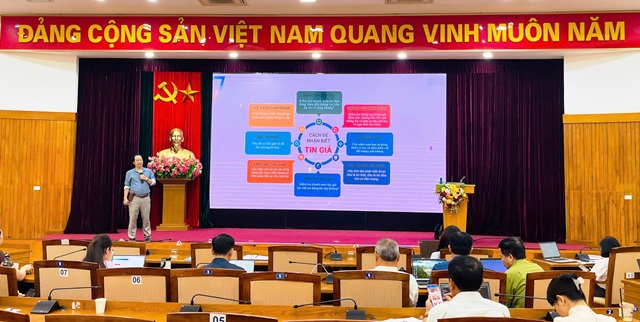 Tổ chức lớp bồi dưỡng kiến thức chuyên sâu về ứng dụng AI cho cán bộ, công chức khối Đảng, MTTQ và các tổ chức CT-XH trên địa bàn 04 phường Long Biên, Bồ Đề, Việt Hưng, Phúc Lợi năm 2026 (Lớp thứ nhất)- Ảnh 2.