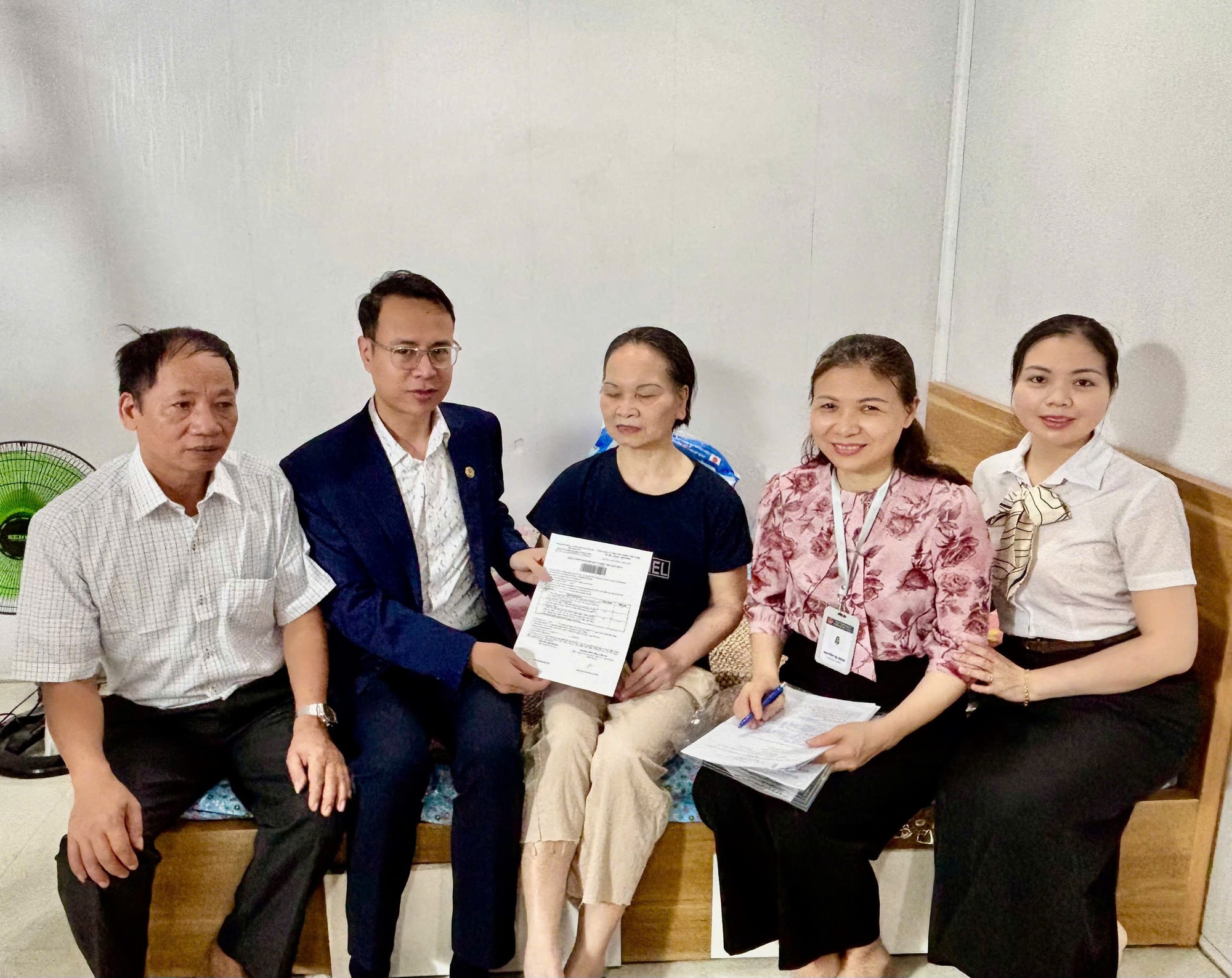 Hà Nội: Cán bộ tận tình “trao yêu thương - dịch vụ công” đến với người yếu thế- Ảnh 2.