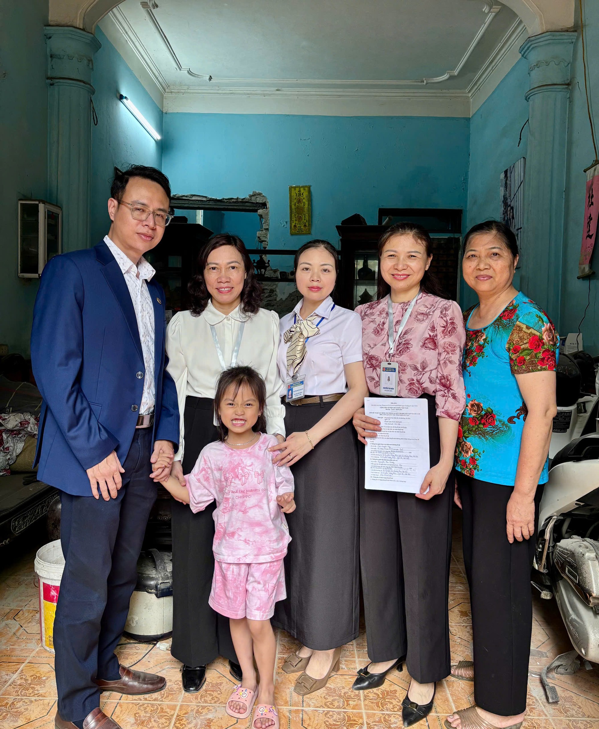Hà Nội: Cán bộ tận tình “trao yêu thương - dịch vụ công” đến với người yếu thế- Ảnh 1.