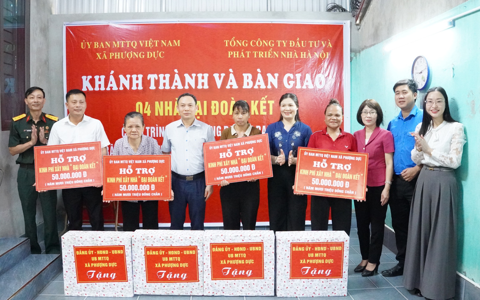 Xã Phượng Dực: Trao 4 nhà đại đoàn kết cho các hộ cận nghèo, hộ có hoàn cảnh đặc biệt khó khăn