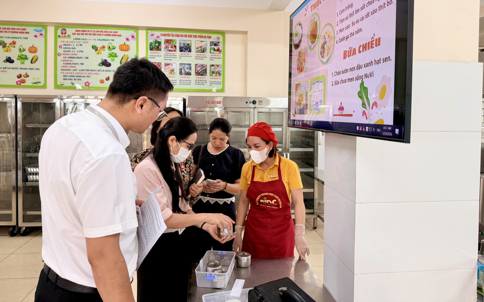 XÃ VĨNH THANH: GIÁM SÁT CÔNG TÁC BẢO ĐẢM AN TOÀN THỰC PHẨM TẠI TRƯỜNG MẦM NON HẢI BỐI