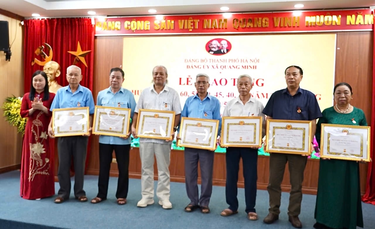 Xã Quang Minh trang trọng trao Huy hiệu Đảng đợt 19-5- Ảnh 2.