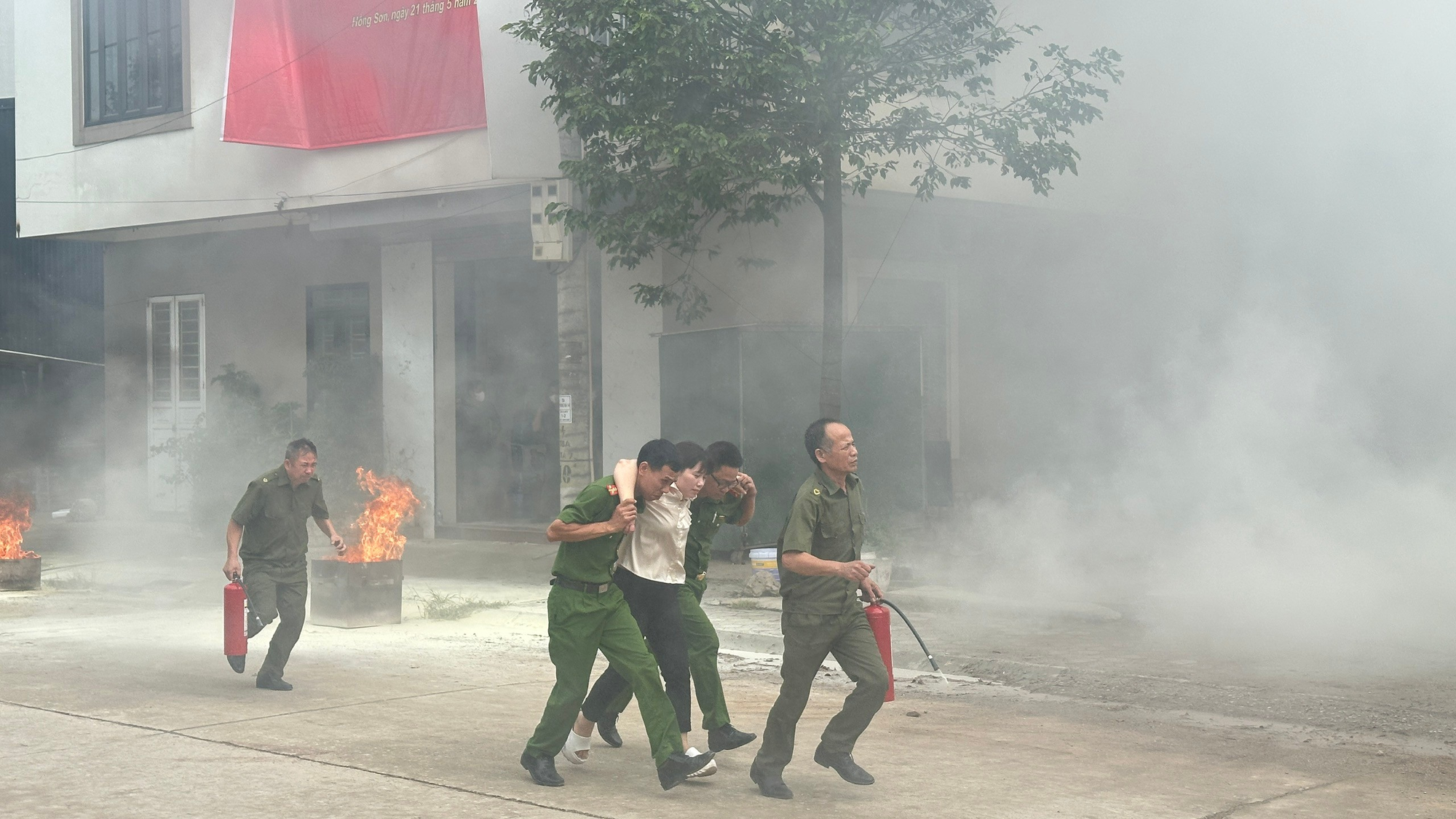 Hồng Sơn thực tập phương án phòng cháy chữa cháy và cứu nạn cứu hộ khu dân cư nguy hiểm cháy nổ cao- Ảnh 2.