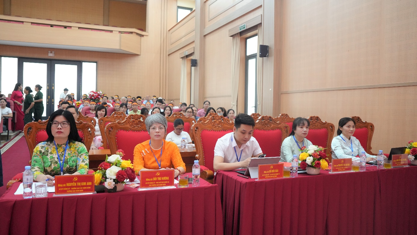 A group of people sitting at tables  AI-generated content may be incorrect.