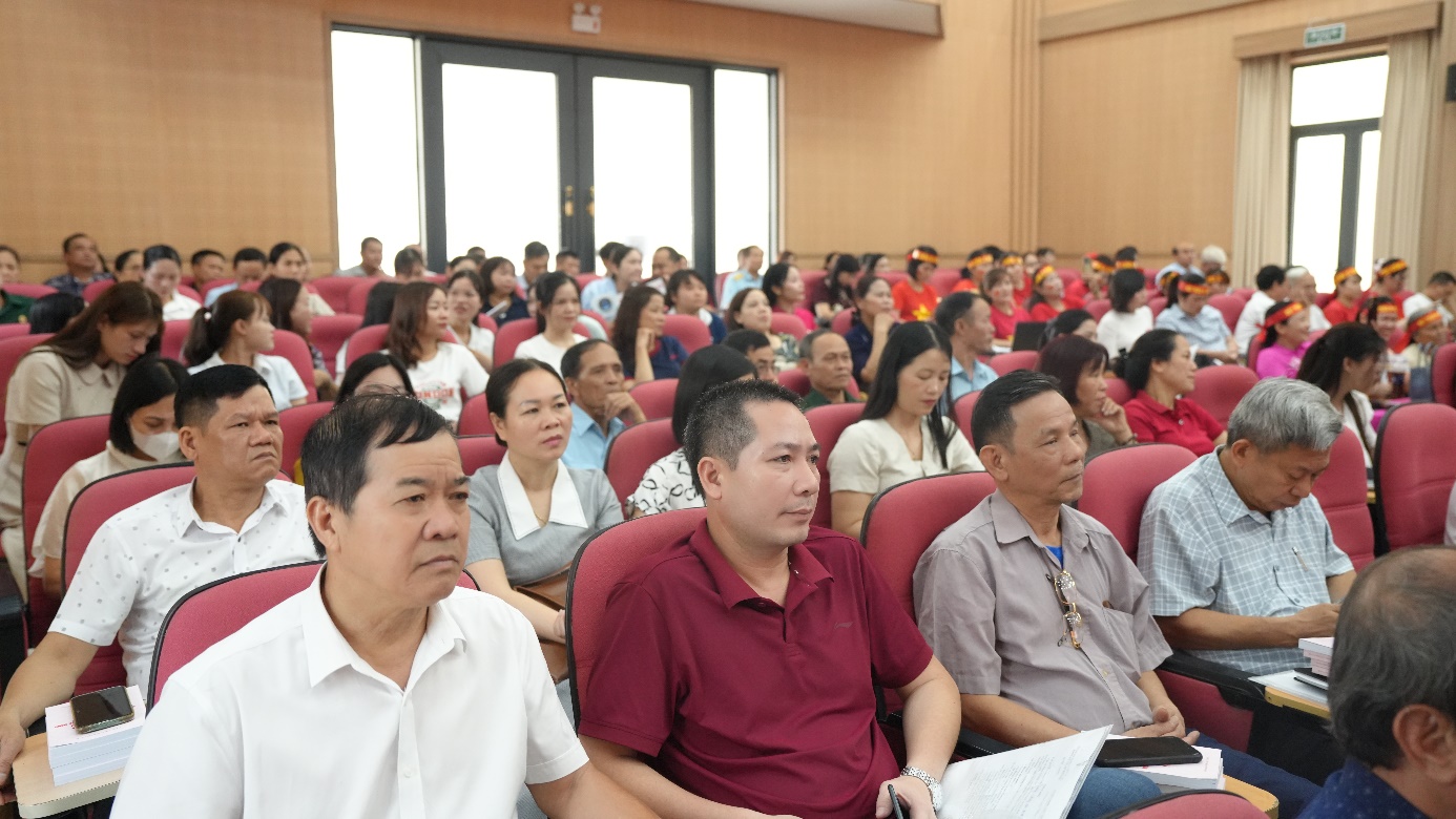 A group of people sitting in a lecture hall  AI-generated content may be incorrect.
