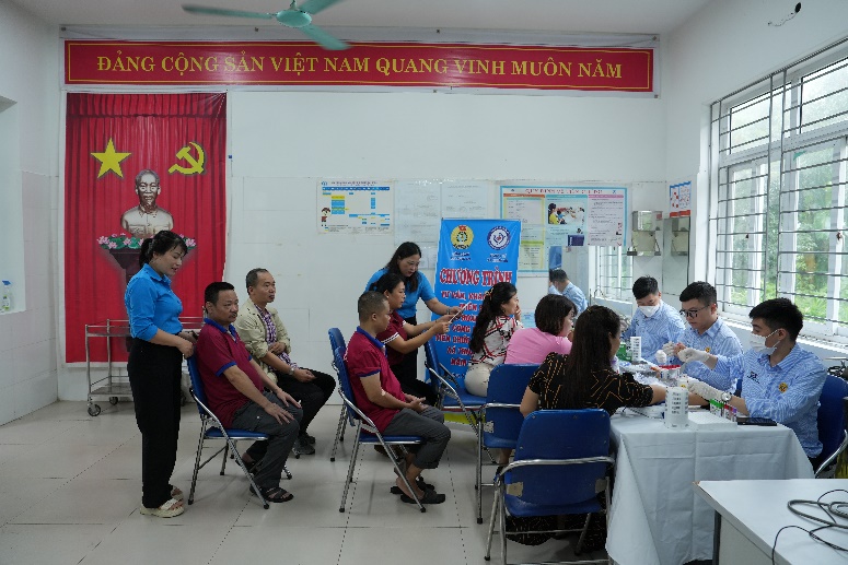 Thiết thực Chương trình miễn phí tầm soát phát hiện sớm bệnh ung thư đường tiêu hóa (CEA) dành cho đoàn viên Công đoàn xã Thuận An- Ảnh 2.