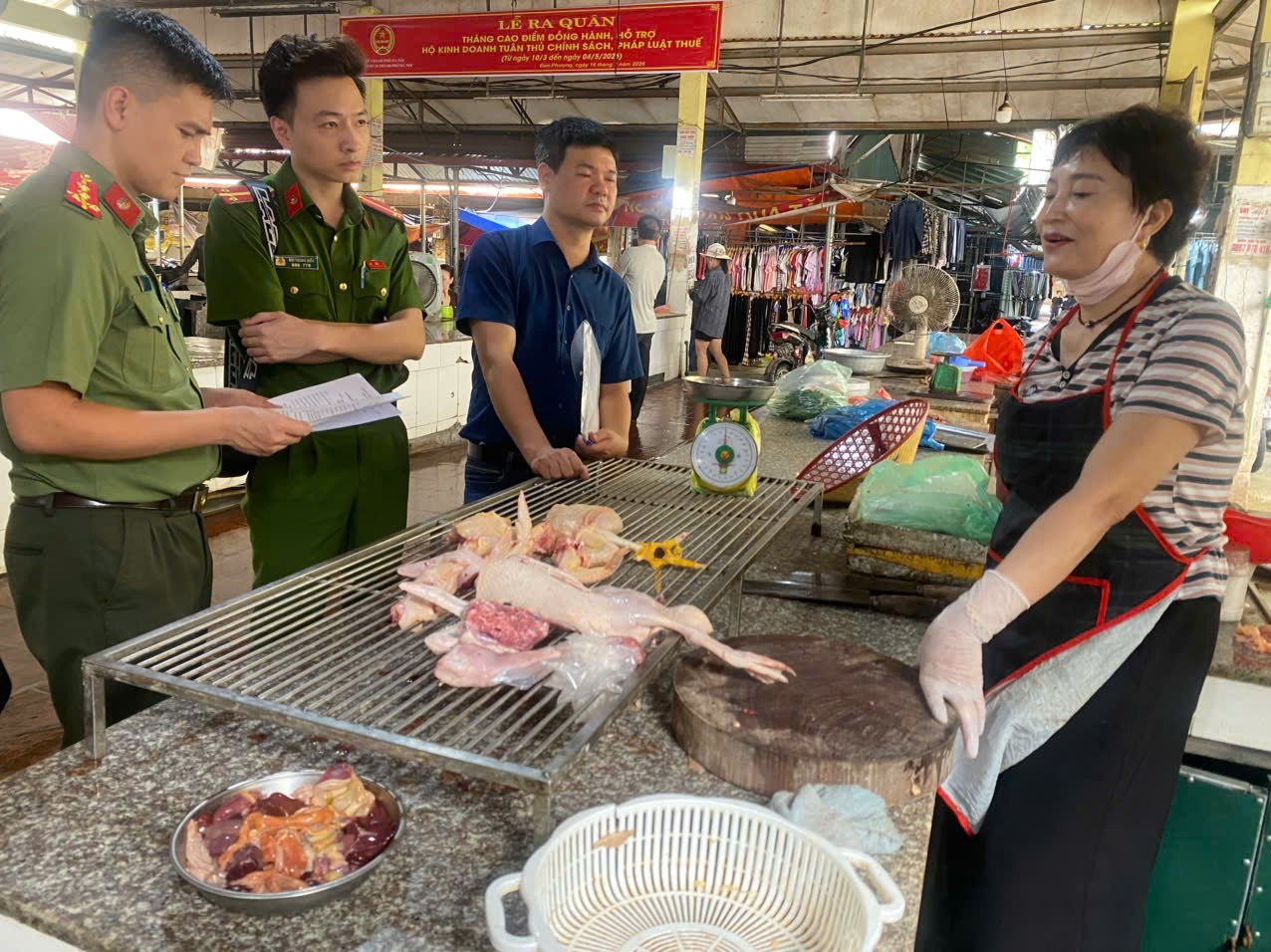 Xã Đan Phượng tăng cường quản lý hoạt động giết mổ, vận chuyển, kinh doanh động vật và sản phẩm động vật trên địa bàn- Ảnh 1.