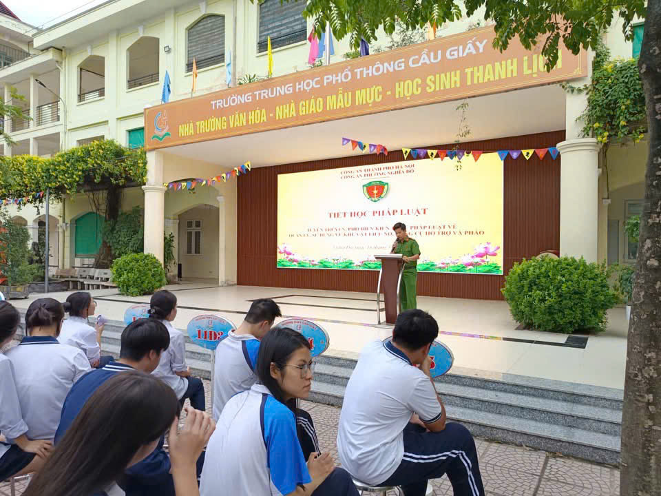 CÔNG AN PHƯỜNG NGHĨA ĐÔ TĂNG CƯỜNG TUYÊN TRUYỀN PHÁP LUẬT VỀ VŨ KHÍ, VẬT LIỆU NỔ, CÔNG CỤ HỖ TRỢ VÀ PHÁO TẠI TRƯỜNG THPT CẦU GIẤY- Ảnh 1.