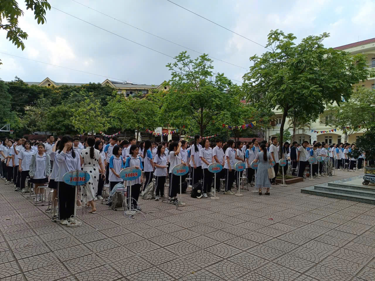 CÔNG AN PHƯỜNG NGHĨA ĐÔ TĂNG CƯỜNG TUYÊN TRUYỀN PHÁP LUẬT VỀ VŨ KHÍ, VẬT LIỆU NỔ, CÔNG CỤ HỖ TRỢ VÀ PHÁO TẠI TRƯỜNG THPT CẦU GIẤY- Ảnh 2.