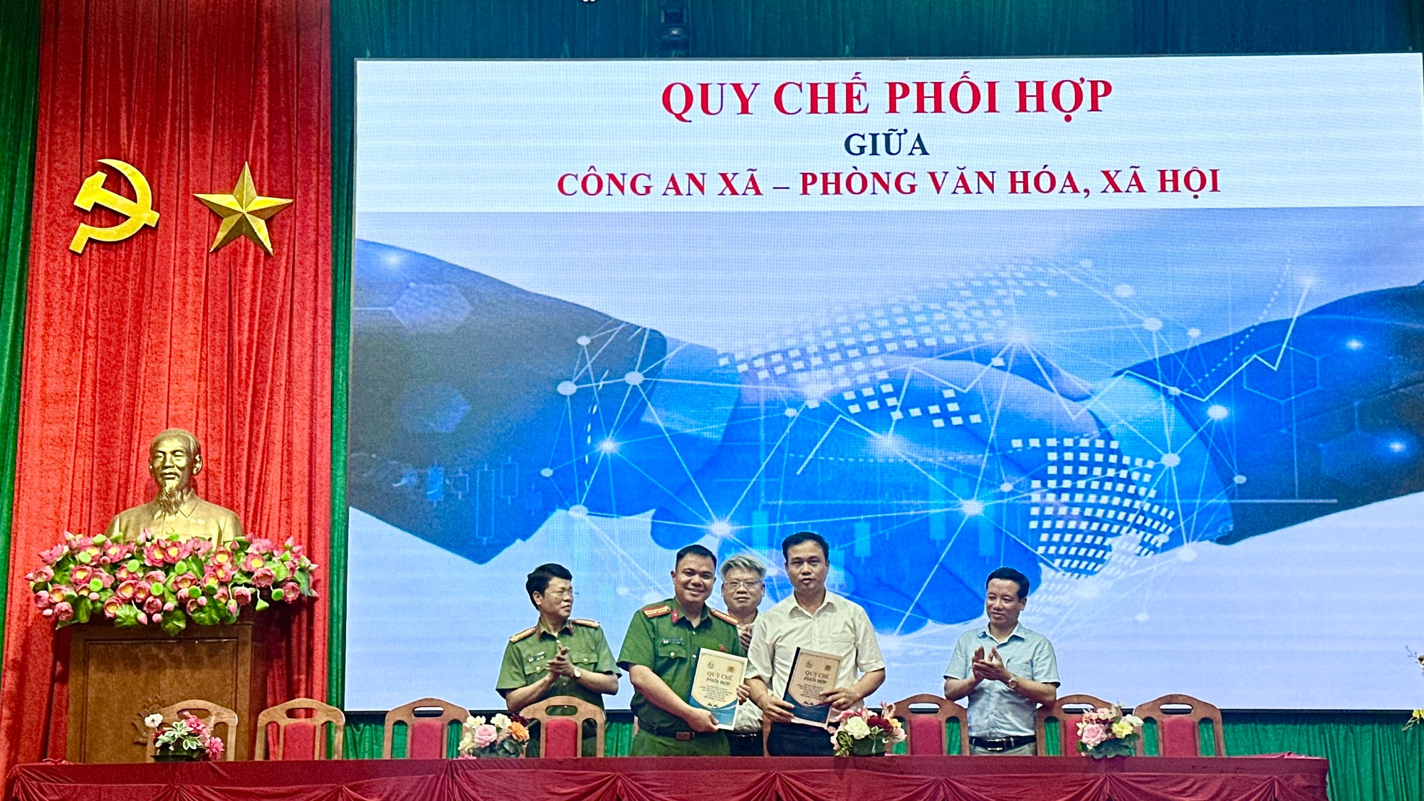 Xã Hồng Sơn ký kết Quy chế phối hợp bảo đảm an ninh trường học- Ảnh 1.