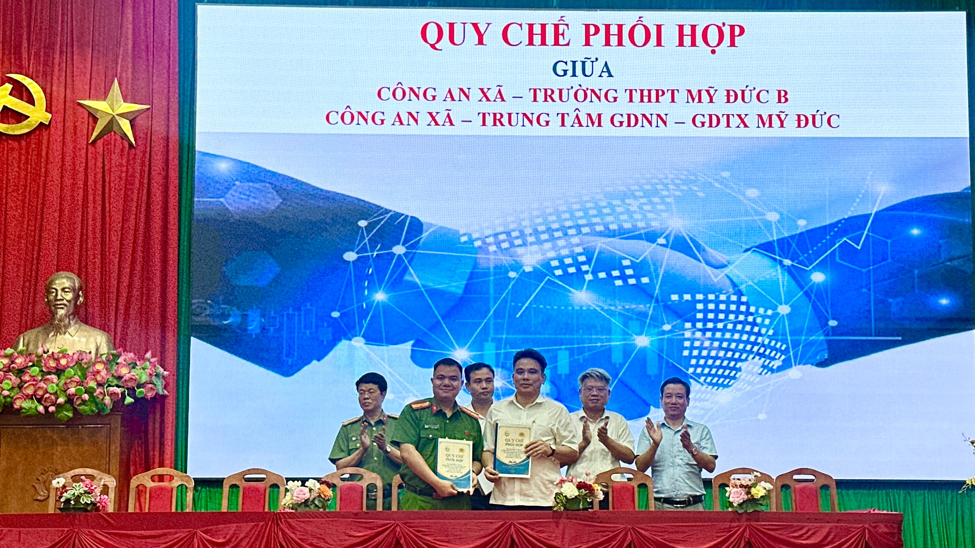 Xã Hồng Sơn ký kết Quy chế phối hợp bảo đảm an ninh trường học- Ảnh 2.