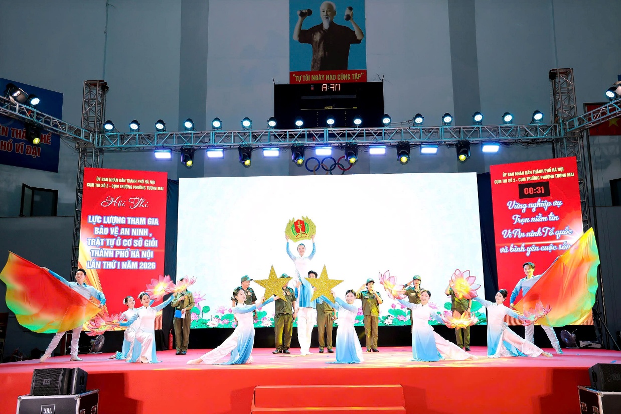 Lực lượng an ninh trật tự cơ sở phường Hai Bà Trưng đạt giải Nhì và giải Màn Chào hỏi ấn tượng Nhất tại Hội thi “Lực lượng tham gia an ninh, trật tự ở cơ sở giỏi” Cụm số 2, TP Hà Nội, năm 2026- Ảnh 1.