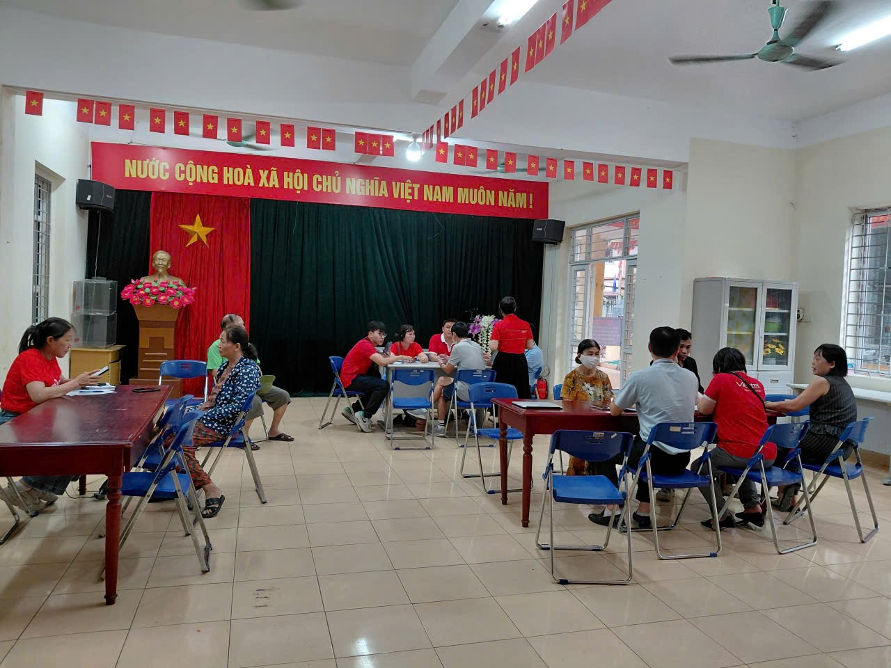 Cụm dân cư Trung Kính Hạ hỗ trợ người dân chuẩn hóa thông tin thuê bao di động mạng Viettel- Ảnh 1.