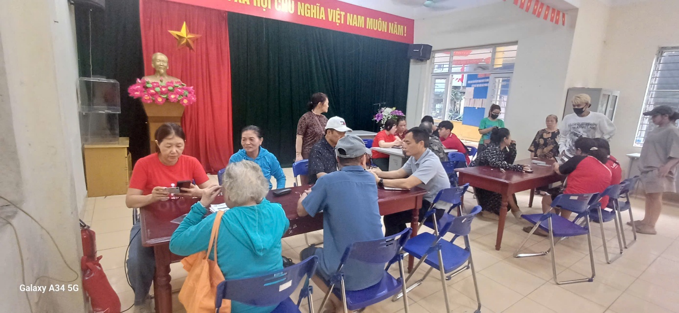 Cụm dân cư Trung Kính Hạ hỗ trợ người dân chuẩn hóa thông tin thuê bao di động mạng Viettel- Ảnh 2.