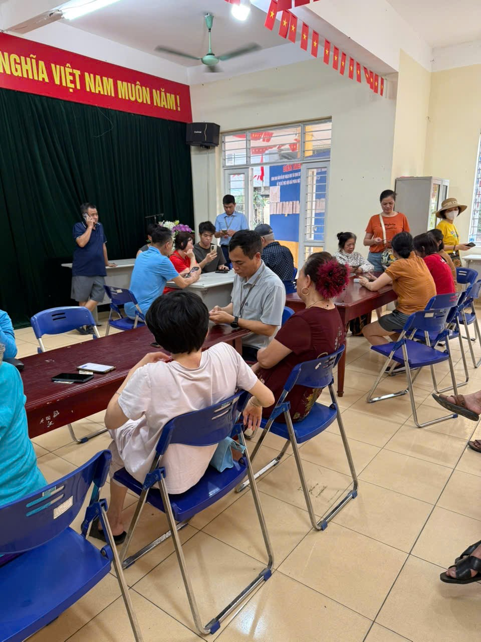 Cụm dân cư Trung Kính Hạ hỗ trợ người dân chuẩn hóa thông tin thuê bao di động mạng Viettel- Ảnh 3.