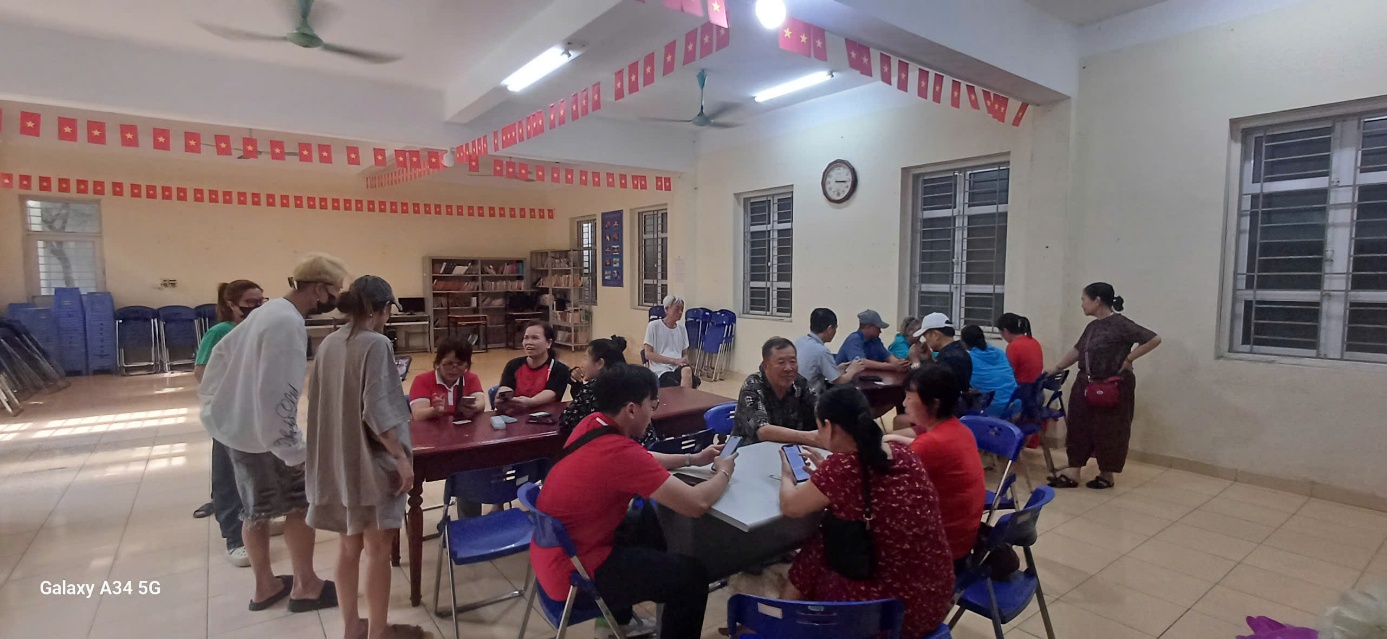 Cụm dân cư Trung Kính Hạ hỗ trợ người dân chuẩn hóa thông tin thuê bao di động mạng Viettel- Ảnh 4.