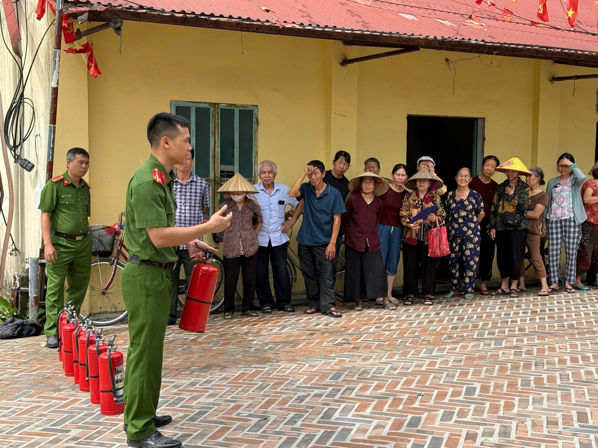 Đông Anh tăng cường tuyên truyền kiến thức PCCC&CNCH cho người dân- Ảnh 2.