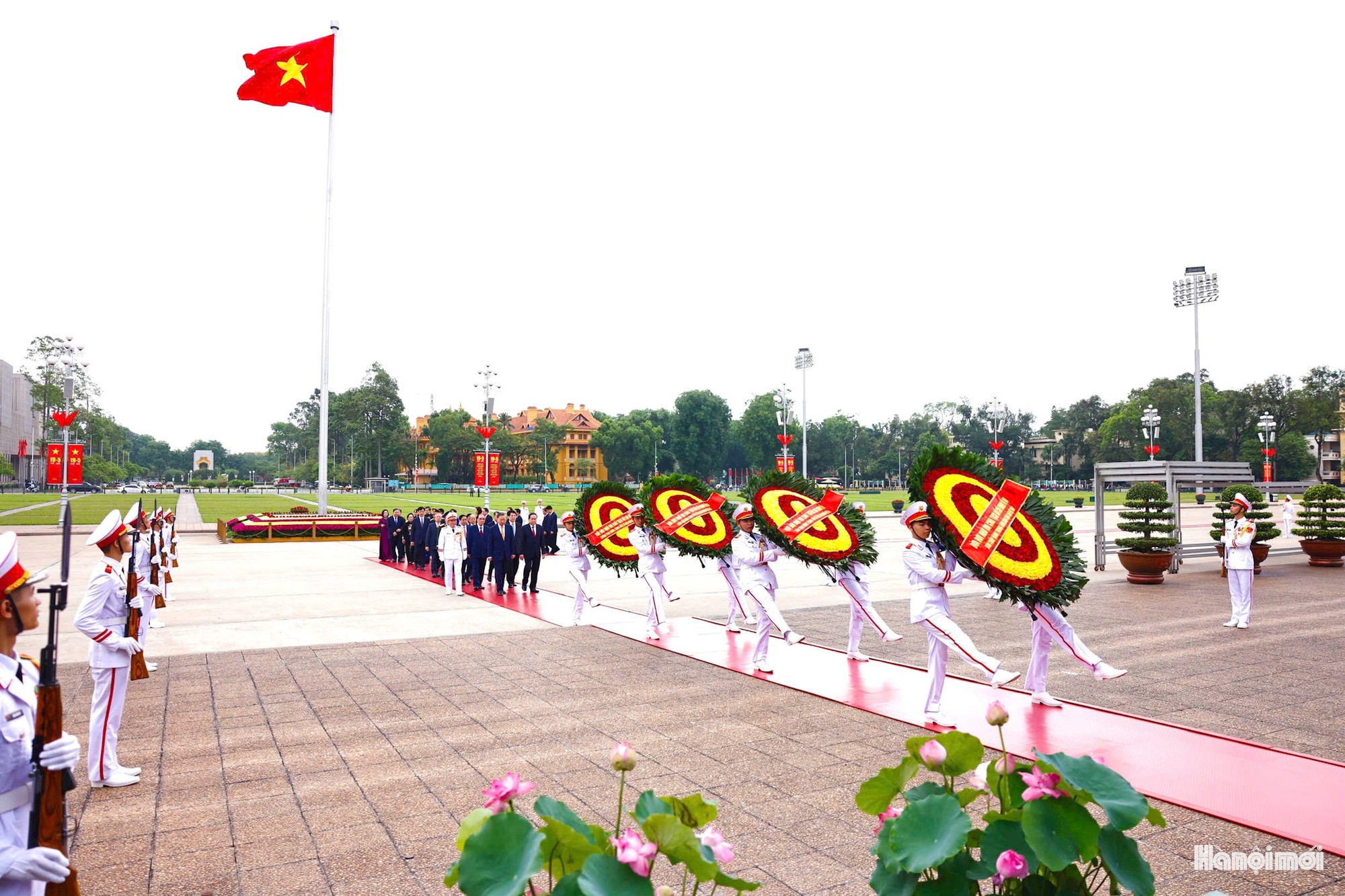 Lãnh đạo Đảng, Nhà nước và thành phố Hà Nội viếng Chủ tịch Hồ Chí Minh và các Anh hùng liệt sĩ- Ảnh 1.