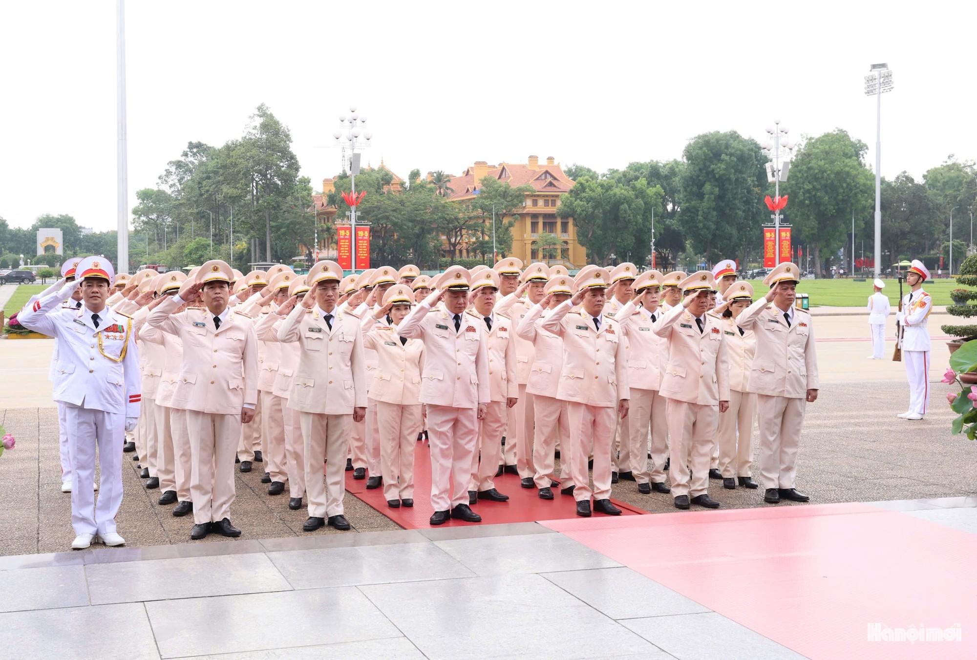 Lãnh đạo Đảng, Nhà nước và thành phố Hà Nội viếng Chủ tịch Hồ Chí Minh và các Anh hùng liệt sĩ- Ảnh 10.