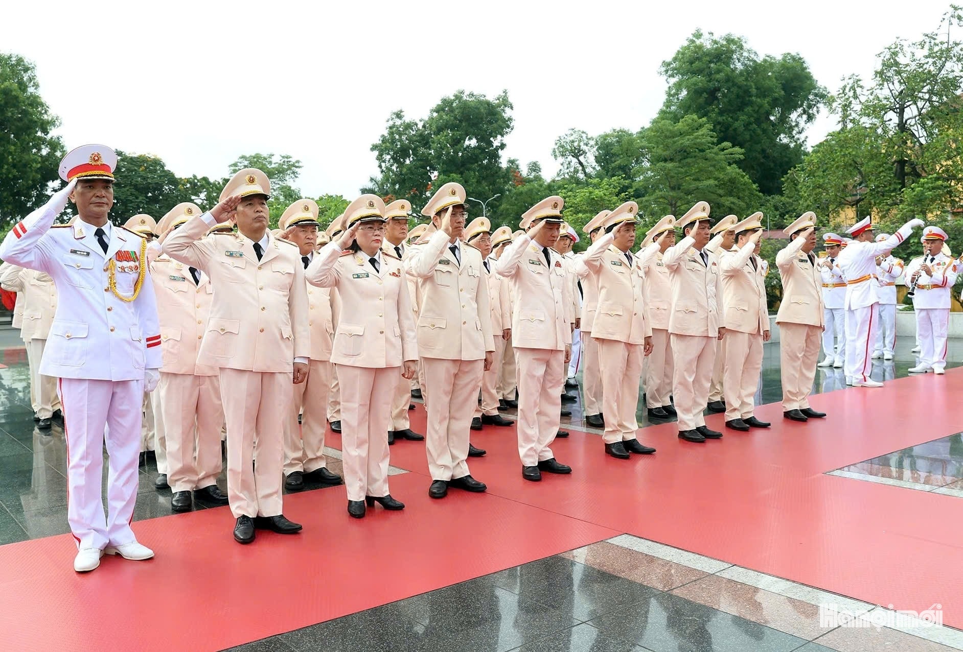 Lãnh đạo Đảng, Nhà nước và thành phố Hà Nội viếng Chủ tịch Hồ Chí Minh và các Anh hùng liệt sĩ- Ảnh 11.