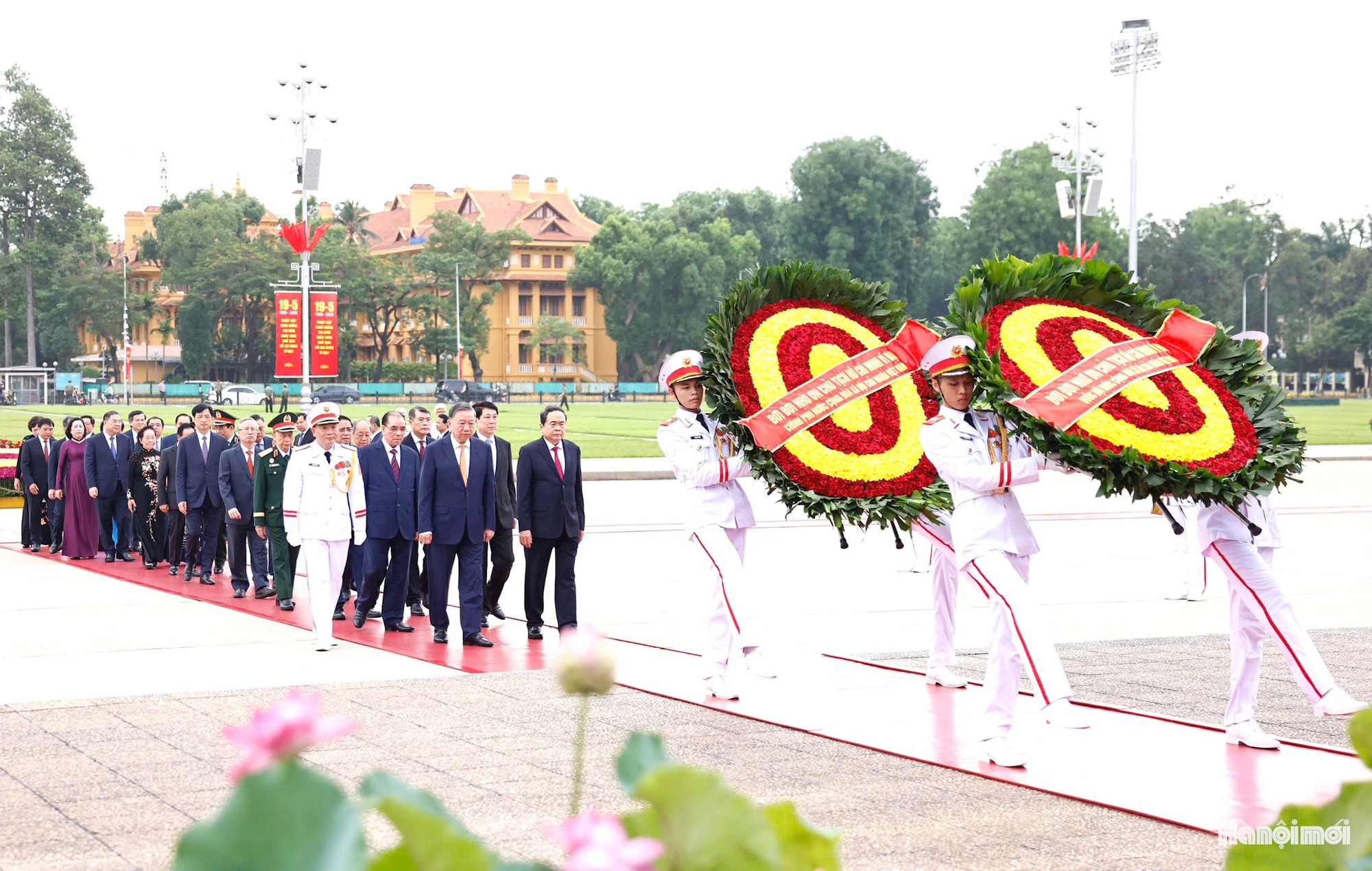 Lãnh đạo Đảng, Nhà nước và thành phố Hà Nội viếng Chủ tịch Hồ Chí Minh và các Anh hùng liệt sĩ- Ảnh 2.