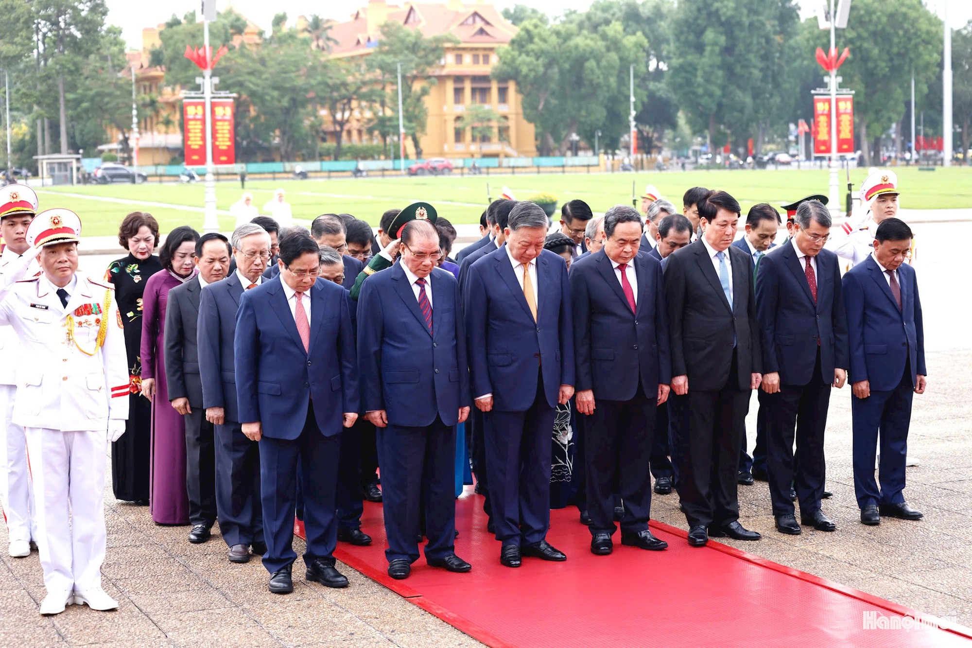 Lãnh đạo Đảng, Nhà nước và thành phố Hà Nội viếng Chủ tịch Hồ Chí Minh và các Anh hùng liệt sĩ- Ảnh 3.