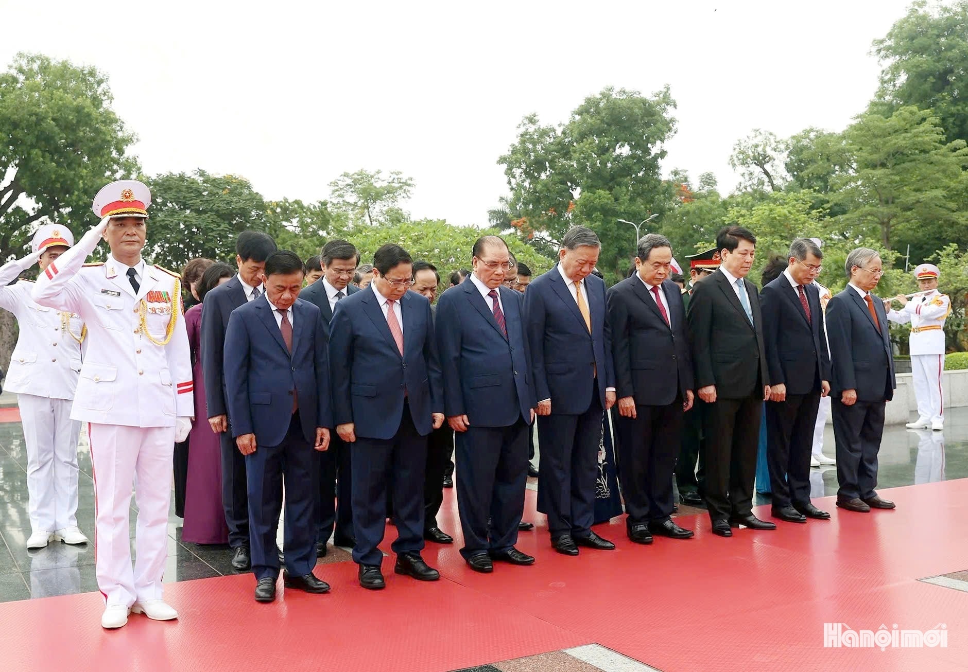 Lãnh đạo Đảng, Nhà nước và thành phố Hà Nội viếng Chủ tịch Hồ Chí Minh và các Anh hùng liệt sĩ- Ảnh 4.
