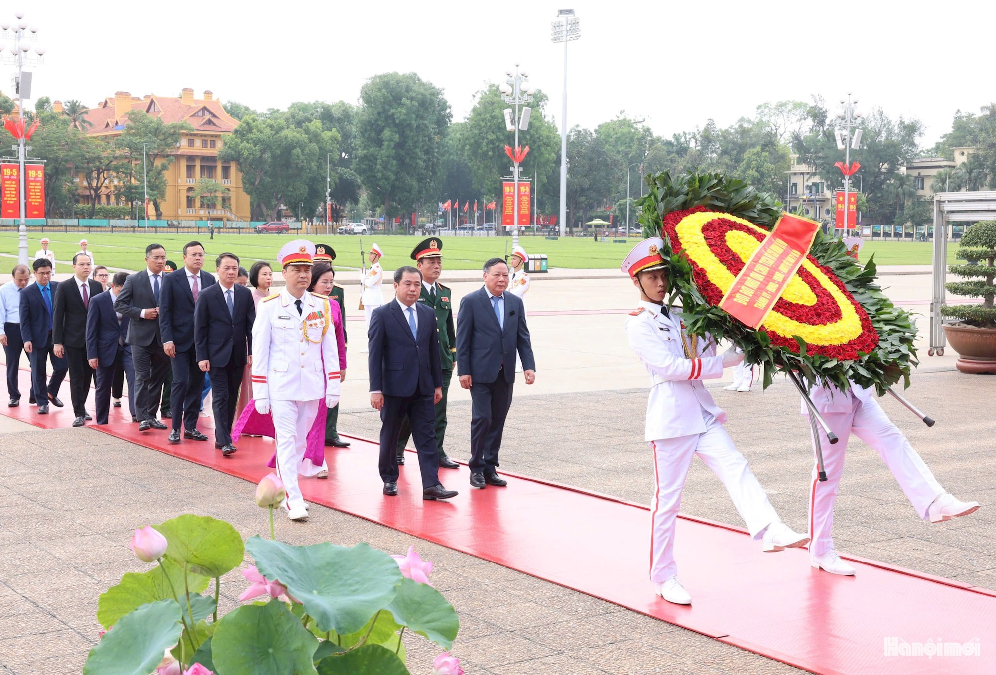 Lãnh đạo Đảng, Nhà nước và thành phố Hà Nội viếng Chủ tịch Hồ Chí Minh và các Anh hùng liệt sĩ- Ảnh 5.