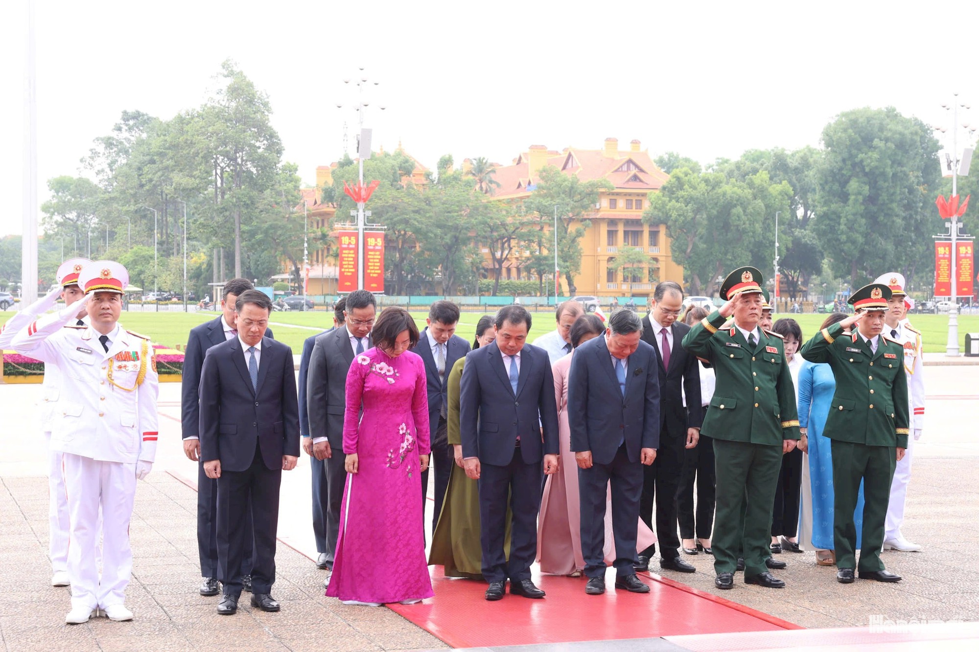 Lãnh đạo Đảng, Nhà nước và thành phố Hà Nội viếng Chủ tịch Hồ Chí Minh và các Anh hùng liệt sĩ- Ảnh 6.