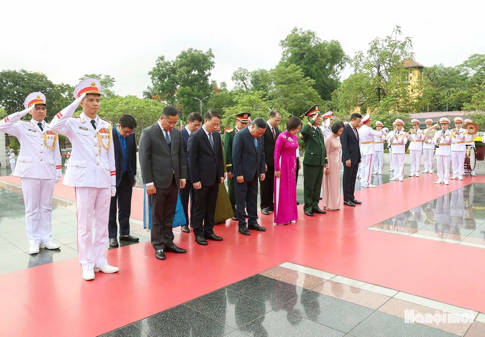 Lãnh đạo Đảng, Nhà nước và thành phố Hà Nội viếng Chủ tịch Hồ Chí Minh và các Anh hùng liệt sĩ- Ảnh 7.