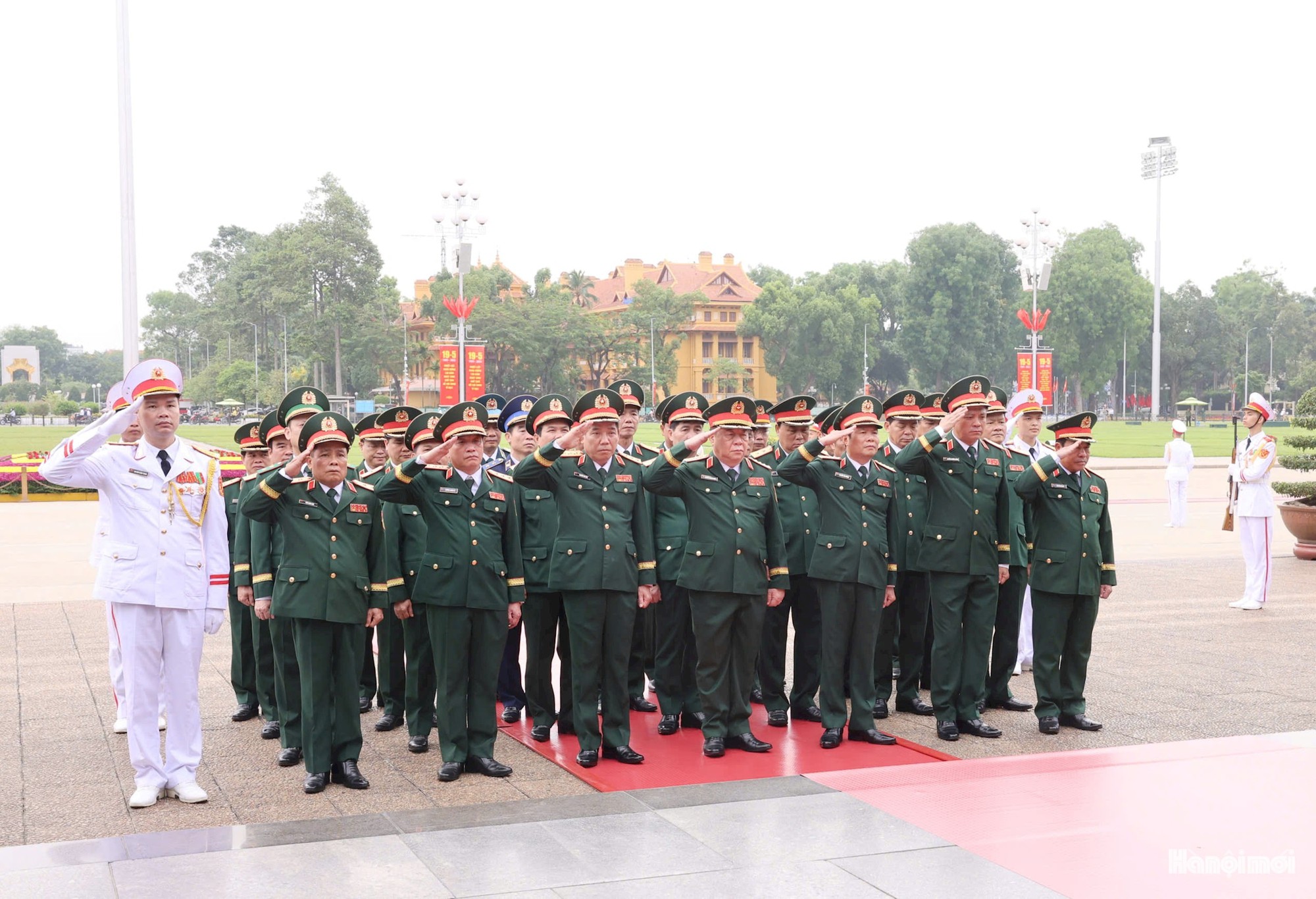 Lãnh đạo Đảng, Nhà nước và thành phố Hà Nội viếng Chủ tịch Hồ Chí Minh và các Anh hùng liệt sĩ- Ảnh 8.