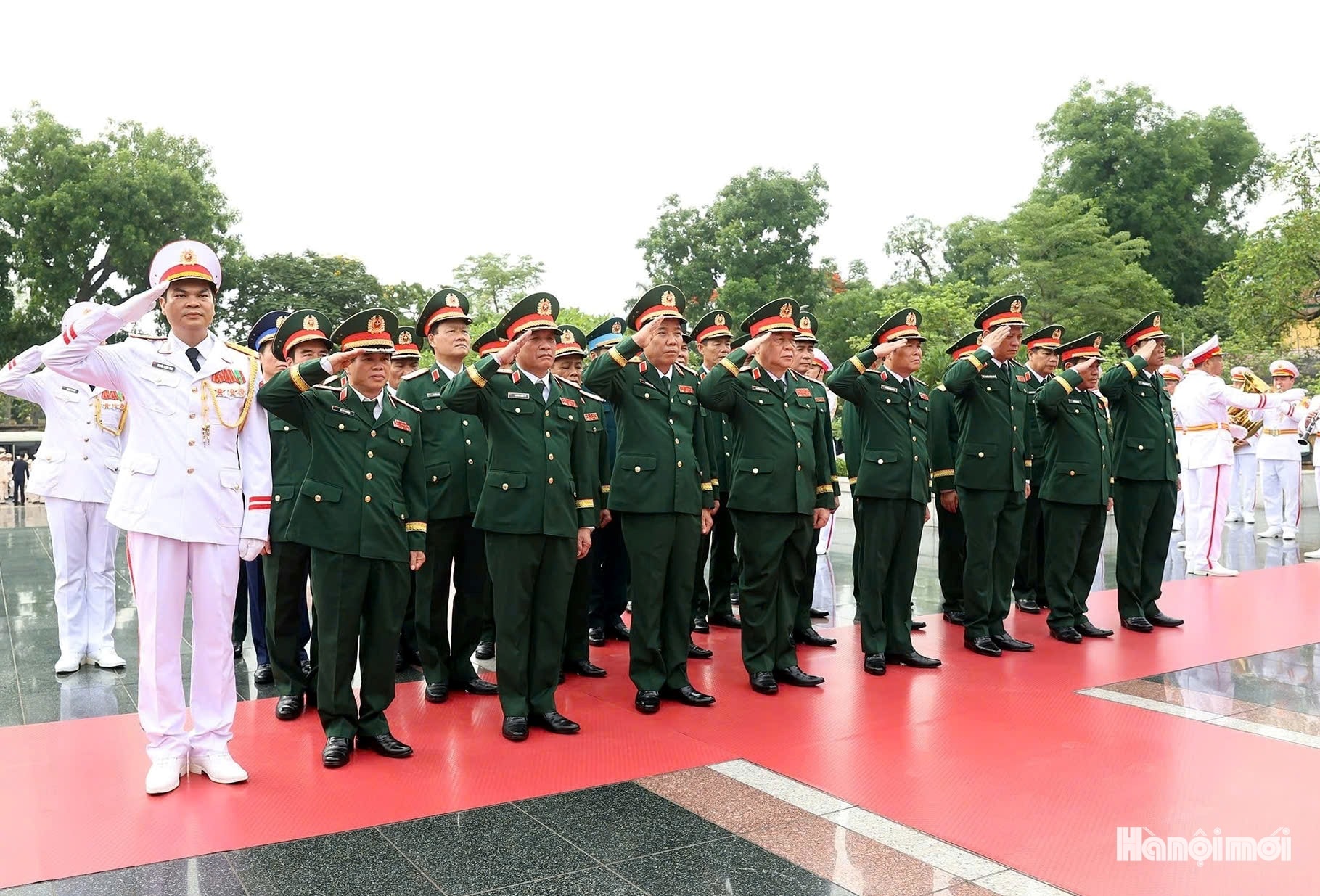Lãnh đạo Đảng, Nhà nước và thành phố Hà Nội viếng Chủ tịch Hồ Chí Minh và các Anh hùng liệt sĩ- Ảnh 9.