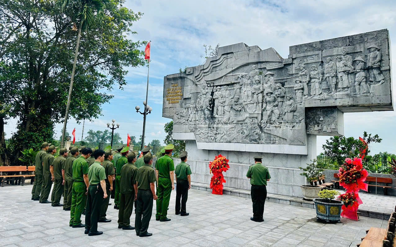 Công an xã Nam Phù dâng hương tại dấu tích lịch sử bác Hồ về tát nước chống hạn năm 1958