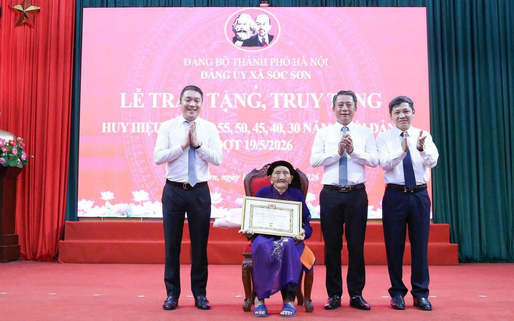 ĐẢNG ỦY XÃ SÓC SƠN TRAO TẶNG, TRUY TẶNG HUY HIỆU ĐẢNG ĐỢT 19-5 CHO 120 ĐẢNG VIÊN