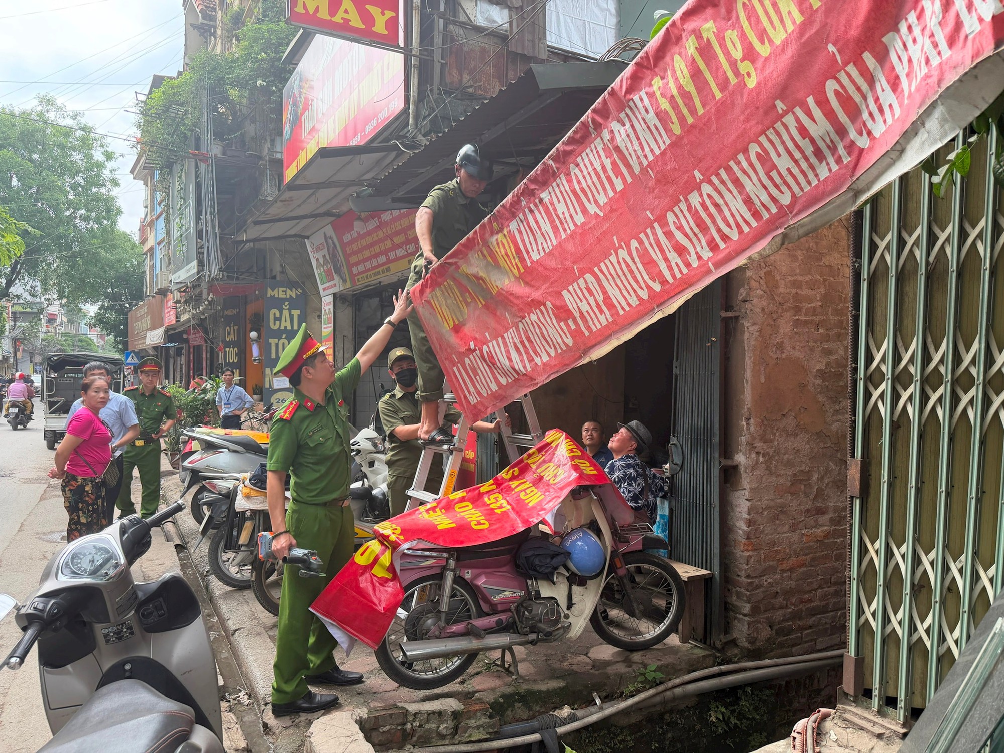 Phường Ô Chợ Dừa ra quân xử lý “điểm nghẽn” trật tự đô thị và môi trường- Ảnh 1.