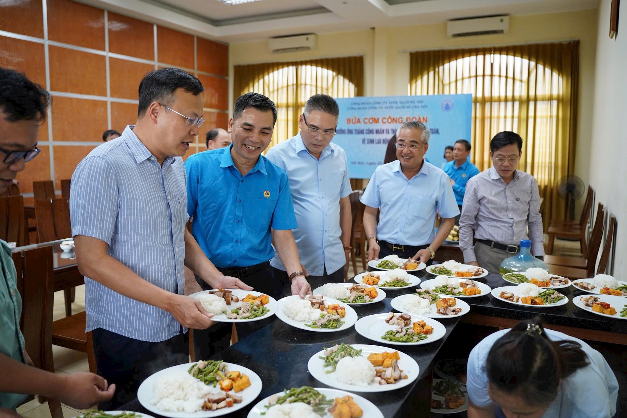 Lan tỏa nghĩa tình từ “Bữa cơm Công đoàn” của công nhân nước sạch Hà Nội- Ảnh 1.