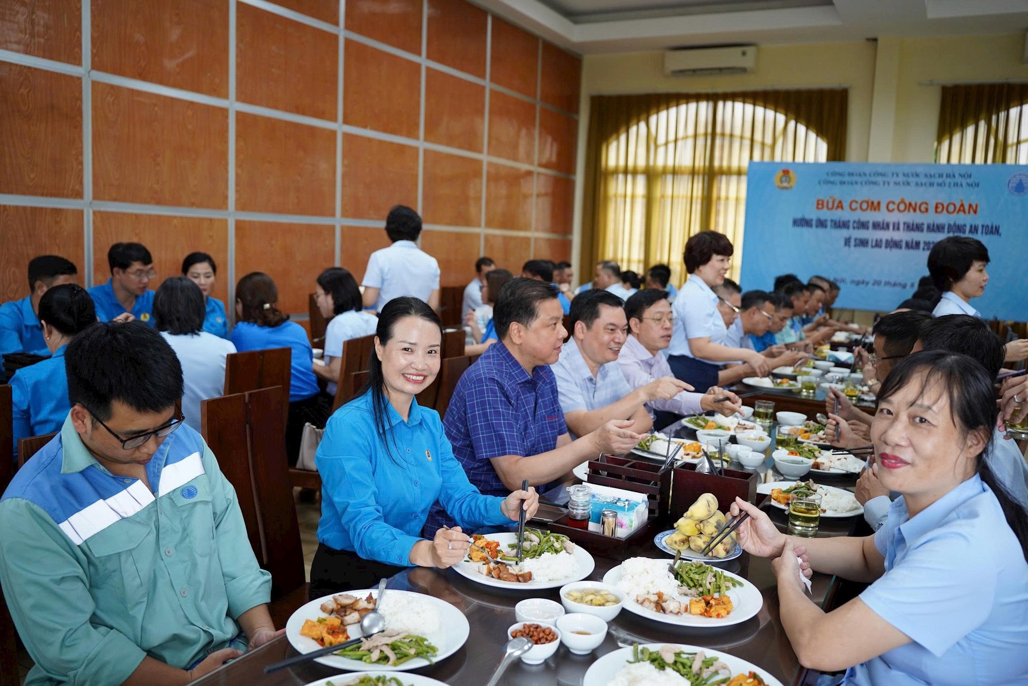 Lan tỏa nghĩa tình từ “Bữa cơm Công đoàn” của công nhân nước sạch Hà Nội- Ảnh 2.