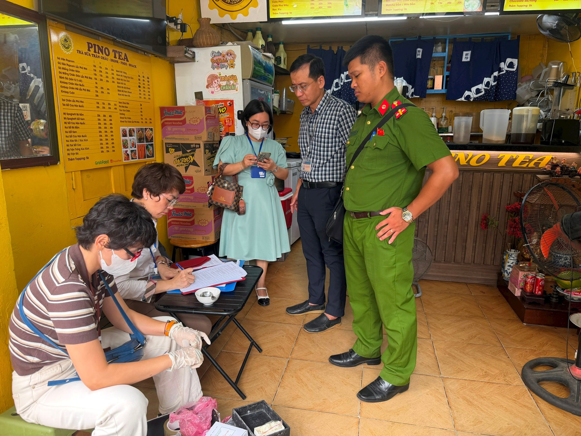 Phường Ô Chợ Dừa siết chặt an toàn thực phẩm quanh khu vực trường học trước kỳ thi- Ảnh 1.